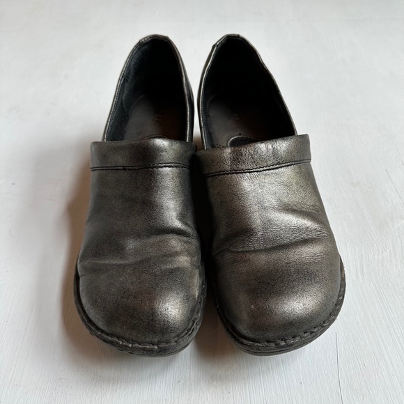 BORN Pewter Silver Metallic Slip On Clogs - Picture 3 of 6